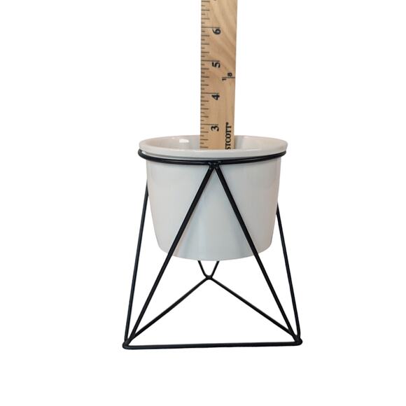 Triangular Black Wire Stand and White Ceramic Planter 4 in - Picture 7 of 9